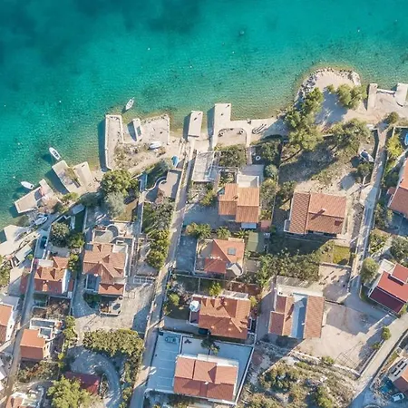 Kuca Skugor 公寓 *