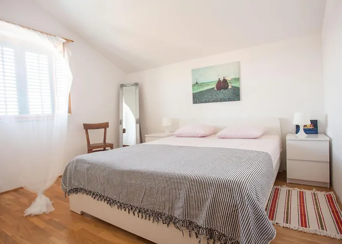 Kuca Skugor שיבניק