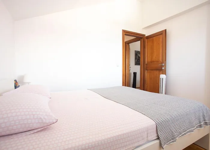 Kuca Skugor * שיבניק