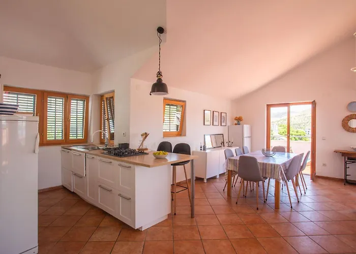 Kuca Skugor שיבניק